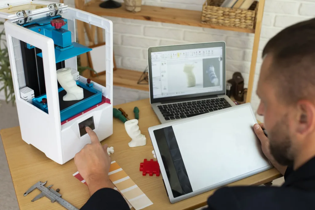 hombre trabajando con un impresora 3d