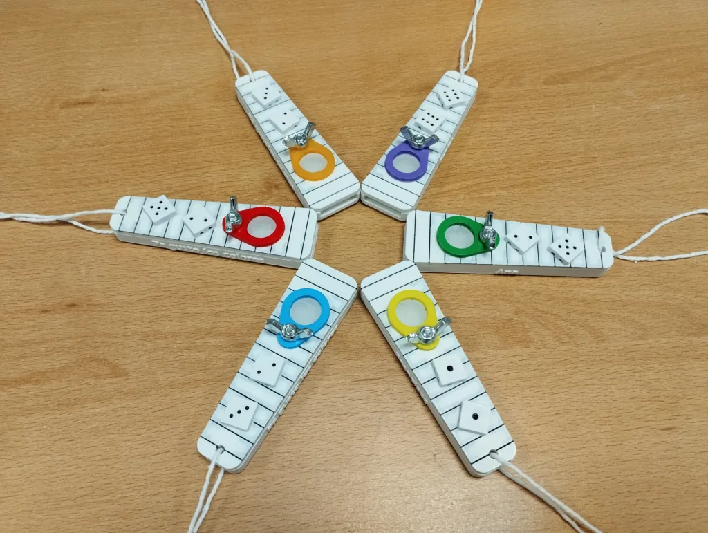 Pitos de carnaval puesto en una mesa en circulo